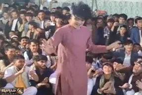 آواز پر طمطراق؛ رقص پر جنب و جوش بچهای جاغوری وسطیه انگار برق گرفتتش انقدر لرزوند