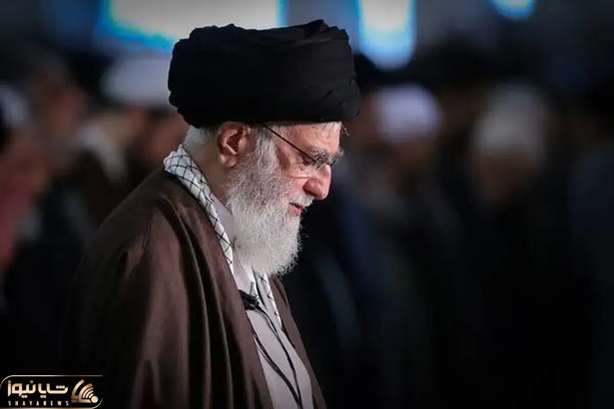 (ویدیو) اقامه نماز رهبر انقلاب بر پیکر رئیس جمهور و همراهان