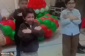 آواز بهشتی؛ پسر بچه برای مادرش با اشک و هق هق پیش دوستاش میخونه