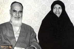 سفر به ایام قدیم سال 1338؛ امام خمینی (ره) در کنار همسرشان با لبخند دائمی