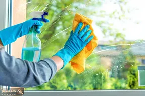 میخوای بعد برف و بارون رو شیشه خونَت اثری از لکه نباشه؟ اینجوری عین آینه برقش بنداز!