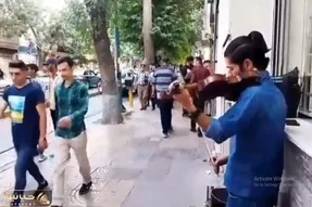 آواز خیابانی؛ ببینید این ویولن زن که مو دم اسبی چطور بین مردم غوغا به پا کرده!