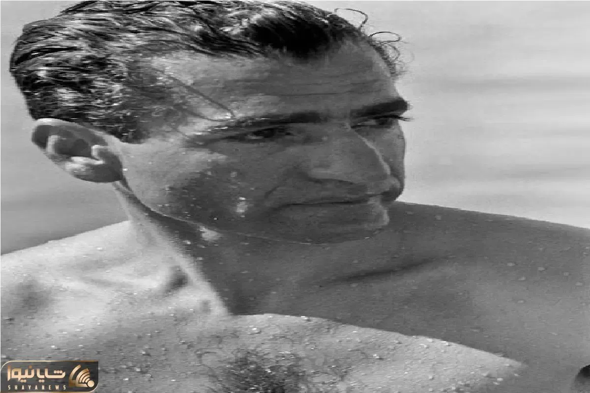 سفر به ایام قدیم؛ استعمال دخانیات محمدرضا پهلوی مخلوع حوله پیچ شده و بعد شنا