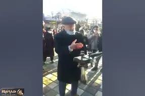 آواز خیابانی؛ ببینید این پیرمرد خوش صدا با آواز سوزناک چجور همه رو تحت تاثیر قرار داد