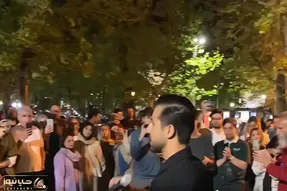 آواز احساسی؛ اولین کنسرت خیابانی دل ملتو پرپر کرد با آهنگ آرزومه مثل مور و ملخ ریختن