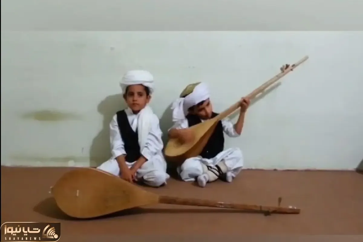 آواز محلی؛ دوقلوها چه آهنگ خراسانی اشک دراری میخونن فقط اونی که سازش از خودش بزرگتره