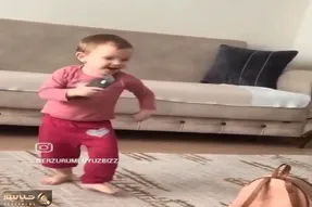 آواز شاد؛ دینقیرا بچه خودش آهنگ پلی کرد رقصید انقد بلاست آدم تو زرنگیش میمونه
