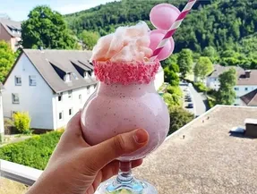 طرز تهیه میلک شیک توت فرنگی؛ نوشیدنی خنک و خوشمزه