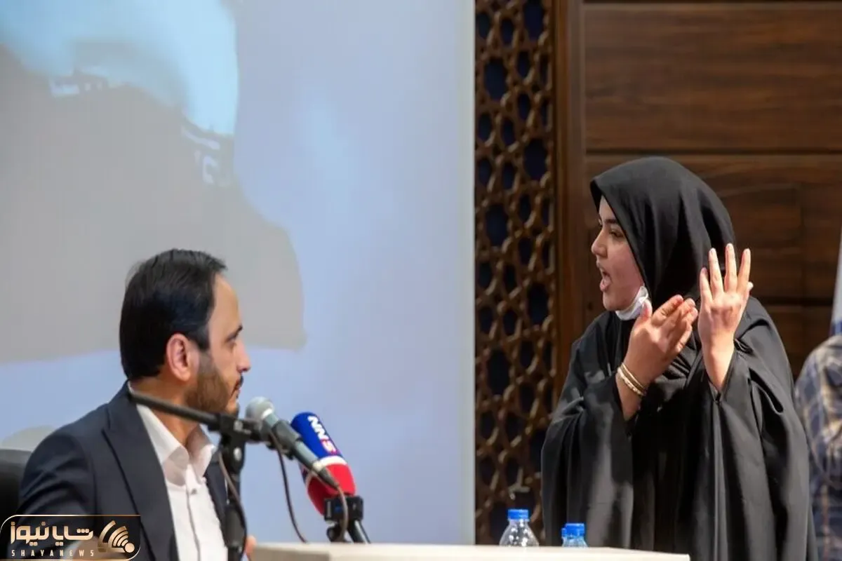 دختری که خواست سخنرانی سخنگوی دولت را بهم بریزد!