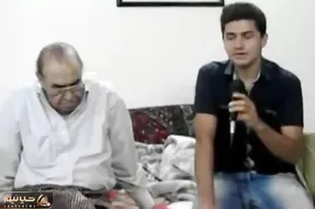 آواز ماندگار؛ پسر جوان کنار ایرج با خوندن ترانه بیرون نشود مهر تو چه شوری بپا کرد