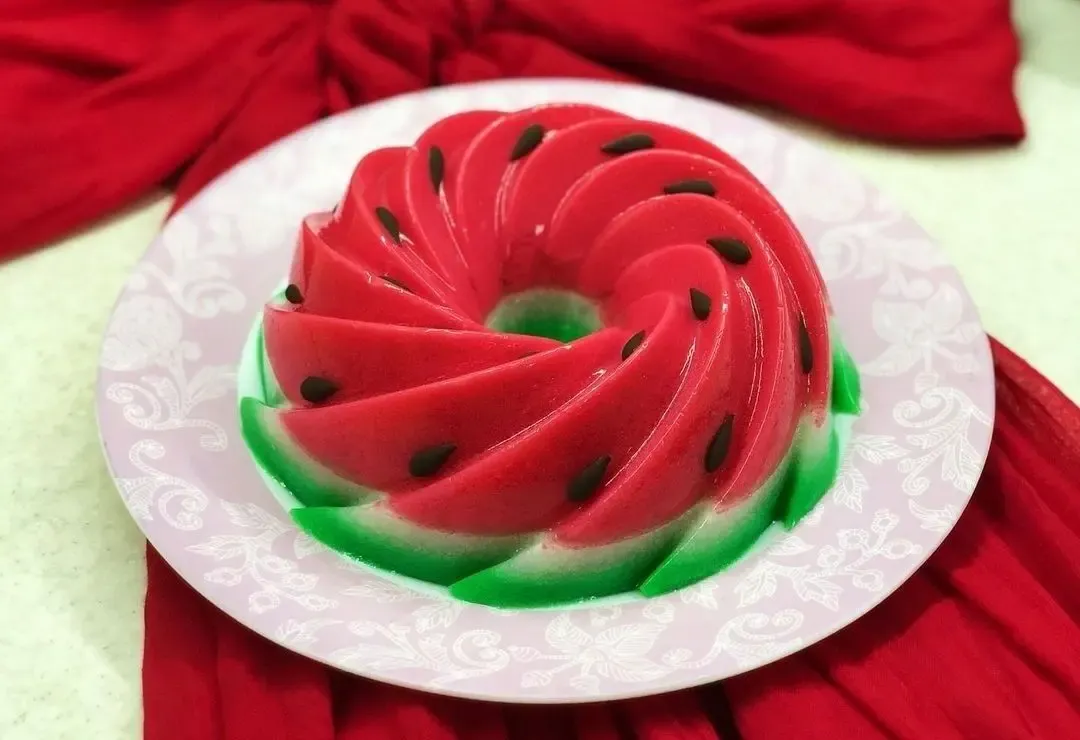 طرز تهیه ژله هندوانه ویژه شب یلدا؛ یه روش آسون برای جدا کردن ژله از قالب
