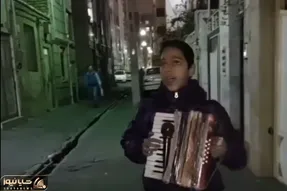 آواز احساسی؛ کودک کار با اکاردئون چه با جون دل آهنگ وقتی نگام به نگات میوفته رو خوند