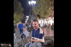 آواز خیابانی؛ ببینید این جوون خوش صدا آهنگ میشنوی صدای قلبم حبیب رو چه خفن میخونه!