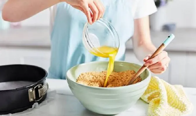 مخلوط کردن کره و بیسکویت مخلوط کردن کره و بیسکویت