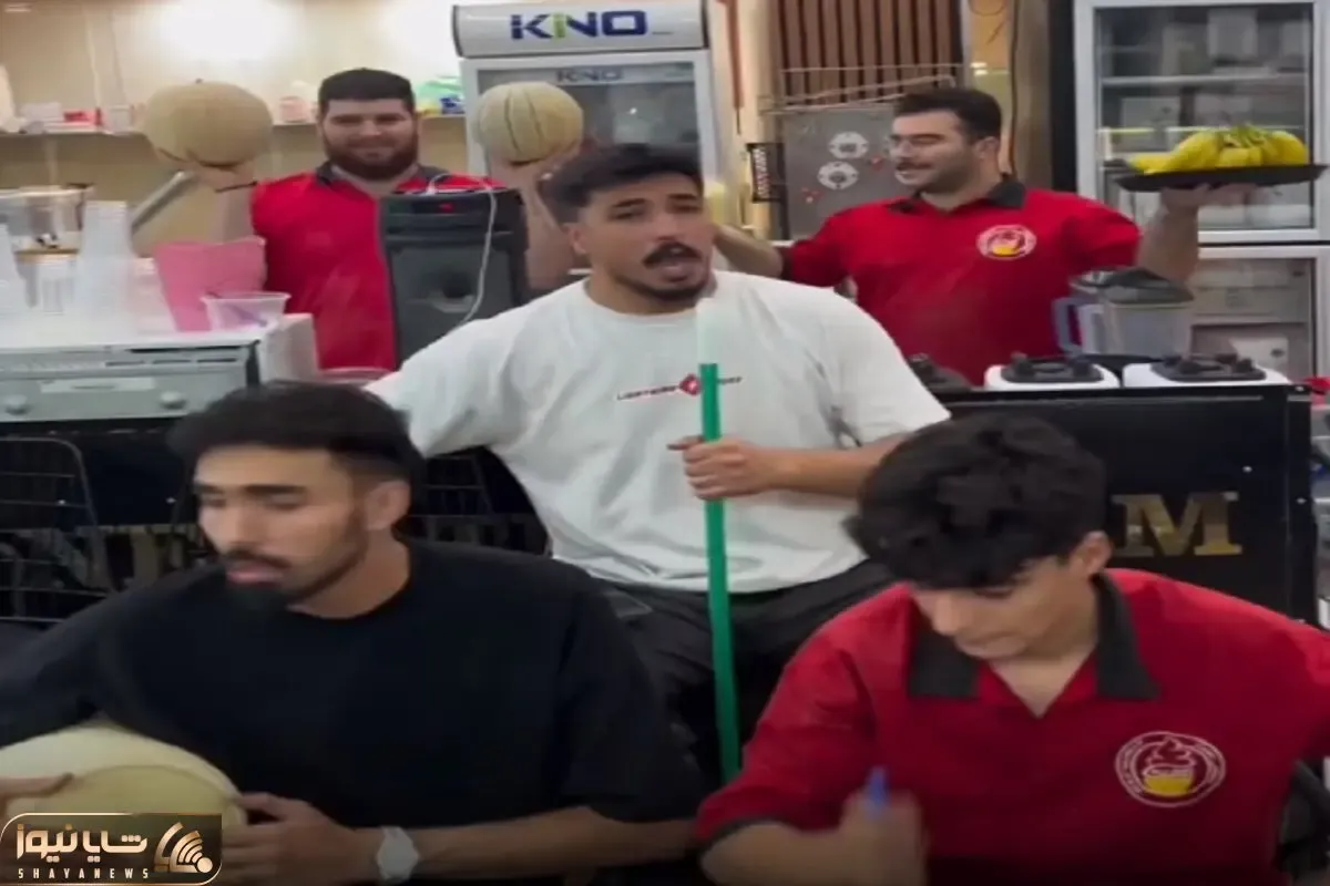 آواز شاد؛ پسر مغازه داره شاگرداشو دور خودش جمع کرده از کاسبی کساد میخونه فقط بلندگوش