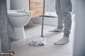 ترفندای خونگی پاک کردن سرامیک سرویس بهداشتی؛ اینجوری کفپوش حموم و دستشویی رو برق بنداز