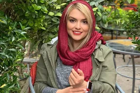 سلفی دنیا مدنی این بار با مانتوی عجیب و شلوار پاره! |عکس