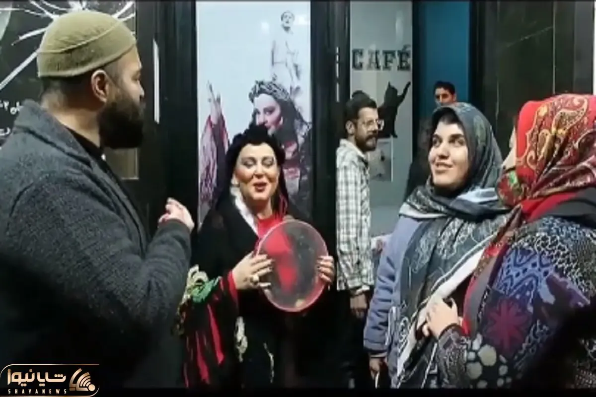آواز احساسی| بهاره رهنما با تیپ جادوگر بین جمعیت شروع کردن خوندن/ خودمونیم صداش خوبه