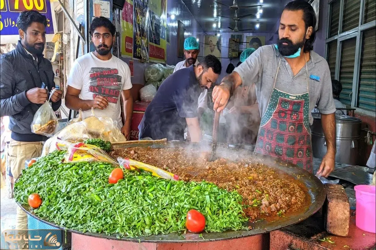 غذای خیابانی؛ این آشپز پر جنب و جوش با ادویه جات آتیشی چه خواک بامزه ای میده به مشتری