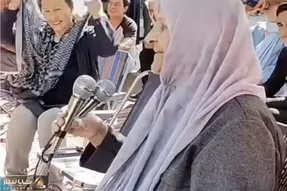 آواز شاد؛ مادر بزرگ پیر ریز بشکن میزن عزیز بشینه کناروم میخونه پیرو جوون به وجد میان