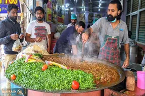 غذای خیابانی؛ این آشپز پر جنب و جوش با ادویه جات آتیشی چه خواک بامزه ای میده به مشتری