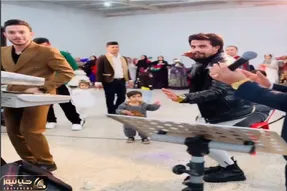 آواز شاد؛ این آقا با چنان مهارتی رقص گردن میره همه ذوقین فقط بچش که تو مخیلش گنج نمیکنه