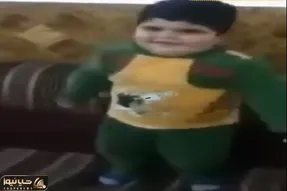 آواز شاد؛ پسربچه گامبالو با دستش چربیای شکمشو گرفته ژله وار میرقصه راحت 5 کیلو کم کرد