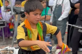 آواز محلی؛ کر نیم وجبی بختیاری با لباس رنگیش چه رقص کمری کرد فقط که پول بارونش میکنن