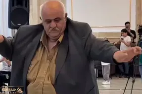 آواز شاد؛ پیرمرد درشت اندام چه رقص اسلوموشنی تو عروسی میره قدم قدم