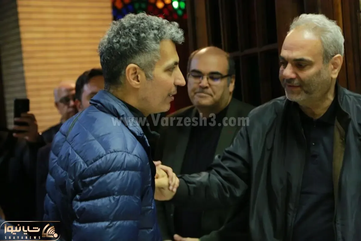 (ویدیو) بغض جواد خیابانی با دیدن فردوسی پور در مراسم ختم