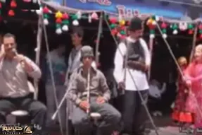 آواز محلی؛ چه آهنگ شیرازی میخونن ملت مثل مور و ملخ از سکو ریختن فقط زنی که مشک میزنه