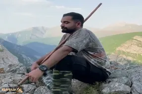 آواز اصیل؛ صدای خوش چوپان کم سن که خیلیم خوش چهرس و ژست گرفته برای گله میخونه