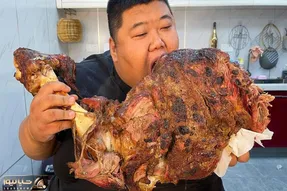 لمباندن عظیم؛ این پسر جوان یک پاچه کامل گاو رو یک نفس می خوره ماشالله به اشتهاش