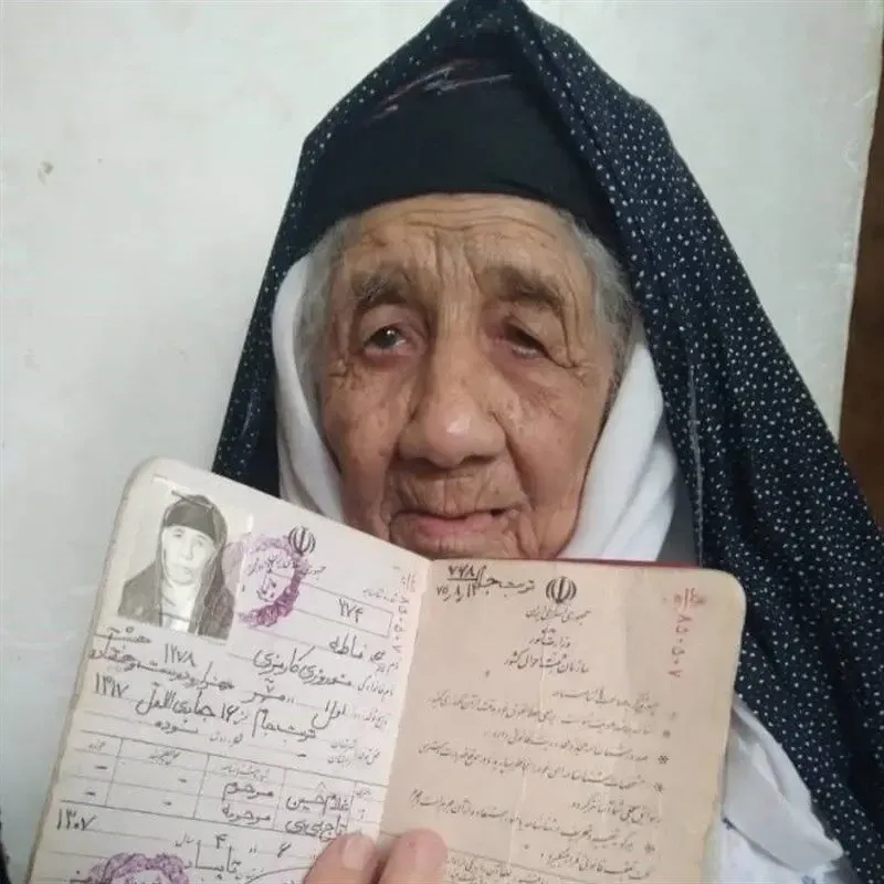 (عکس) فاطمه نوروزی مادر 122 ساله تربتی واکسن کرونا زد