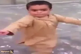 آواز شاد؛ بچه مثه پرچم جلو مغازه میرقصه مونده بالاتنه بلرزونه یا تمرکز بذاره واسه قرش