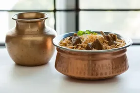 مس و معجزه خوردن غذا در ظروف مسی