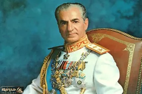سفر به ایام قدیم سال 1342؛ محمدرضا پهلوی با لباس سمور و شاهزاده هایش