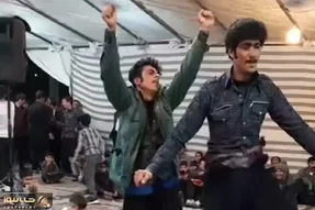 آواز شاد؛ با تیپ دهه 50 تو عروسی با برادر دوقلوش چه رقص مایکل جکسونی میره