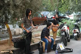 آواز خیابانی؛ پسر کرد با این اجرای زیبا تو خیابون های ترکیه همه رو دور خودش جمع کرد