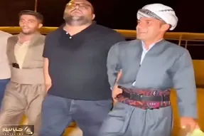 آواز شاد؛ مردا گروهی میرقصیدن سر چوبی اومد یه تنه از اونا بهتر رقصید ارتش تک نفره اس
