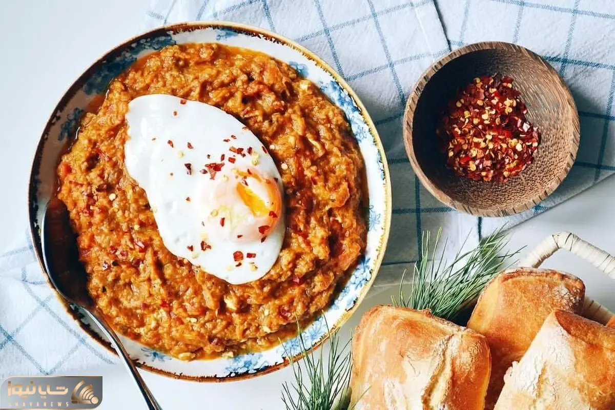 (ویدئو) طرز تهیه میرزا قاسمی؛ با این ترفند راحت پوست بادمجونای دودی شده رو بگیرید