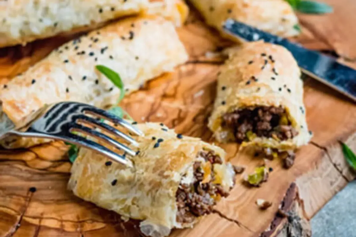 طرز تهیه بورک گوشت و پنیر با خمیر یوفکا؛ خوشمزه و ترد