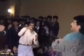 آواز شاد؛ مرد شنگول تو رقص دهه 60 با فرمون تخیلی رانندگی میکنه بقیه هم شلنگ ول شده ان
