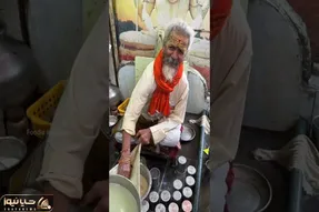 غذای خیابانی؛ ببینید این پیرمرد النگو به دست و گوشواره به گوش چه عجیب دسر درست میکنه