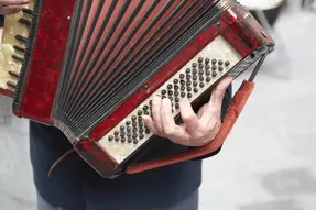 آواز خیابانی؛  دوره گردی رو ببینید که با ساز آکاردئون آهنگ سنگ تراش آغاسی رو ترکوند!