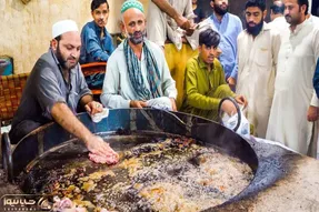غذای خیابانی؛ کباب لذیذی که آشپز پاکستانی خیلی چرب و چیل میپزه تو روزنامه سرو میکنه