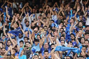 (عکس) خواننده مشهور تماشاگر بازی استقلال - نساجی!
