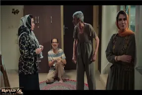سکانس خندان/زنه جلو همه یه جوری از پدرشوهرش تعریف میکنه که با دمپایی بیوفته دنبالش