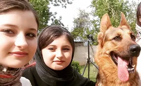 عکس جدید سارا و نیکا دو خواهر دو قلو در استخر!