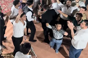 آواز شاد؛ این آقا سرخوش شام نخورده دوزش زده بالا یجور عشوه ای لرزوند رقصشو عروس نداره